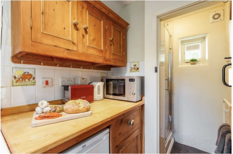 Room Chewton Common Road in Highcliffe-on-Sea