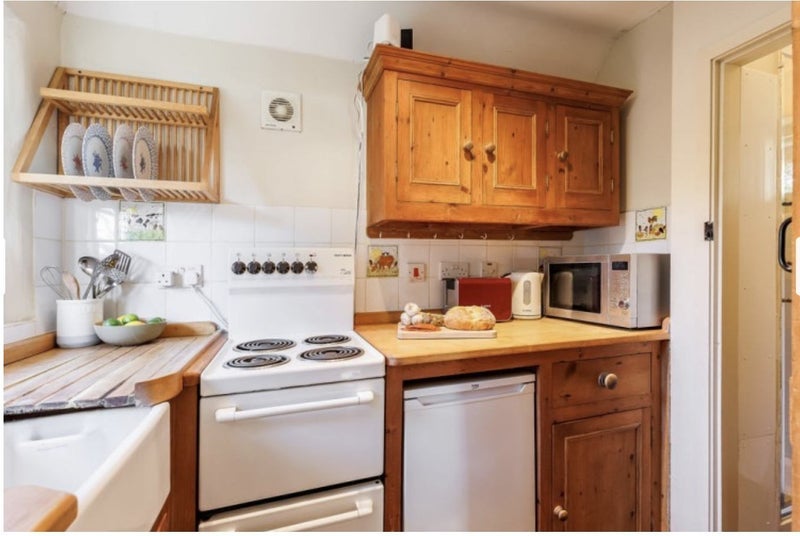 Room Chewton Common Road in Highcliffe-on-Sea