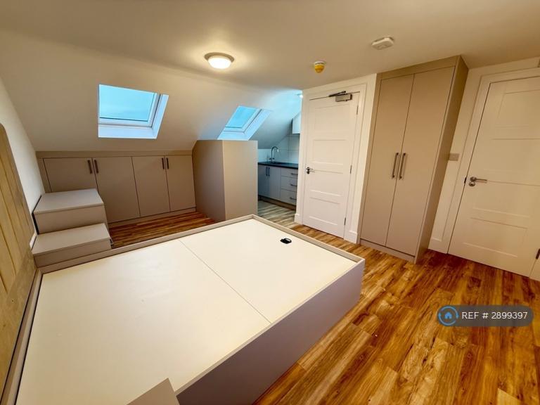 Room Wexham Road in Slough