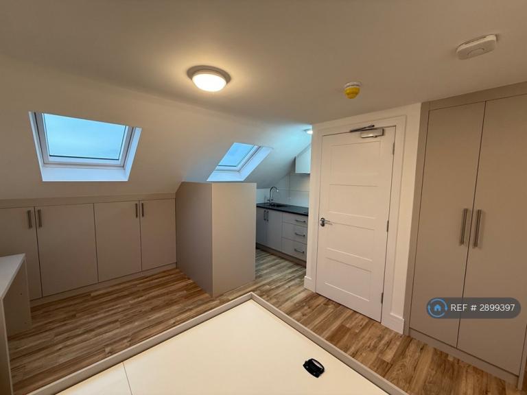 Room Wexham Road in Slough