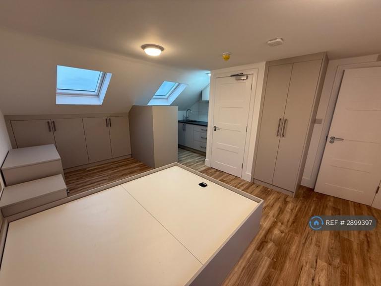 Room Wexham Road in Slough