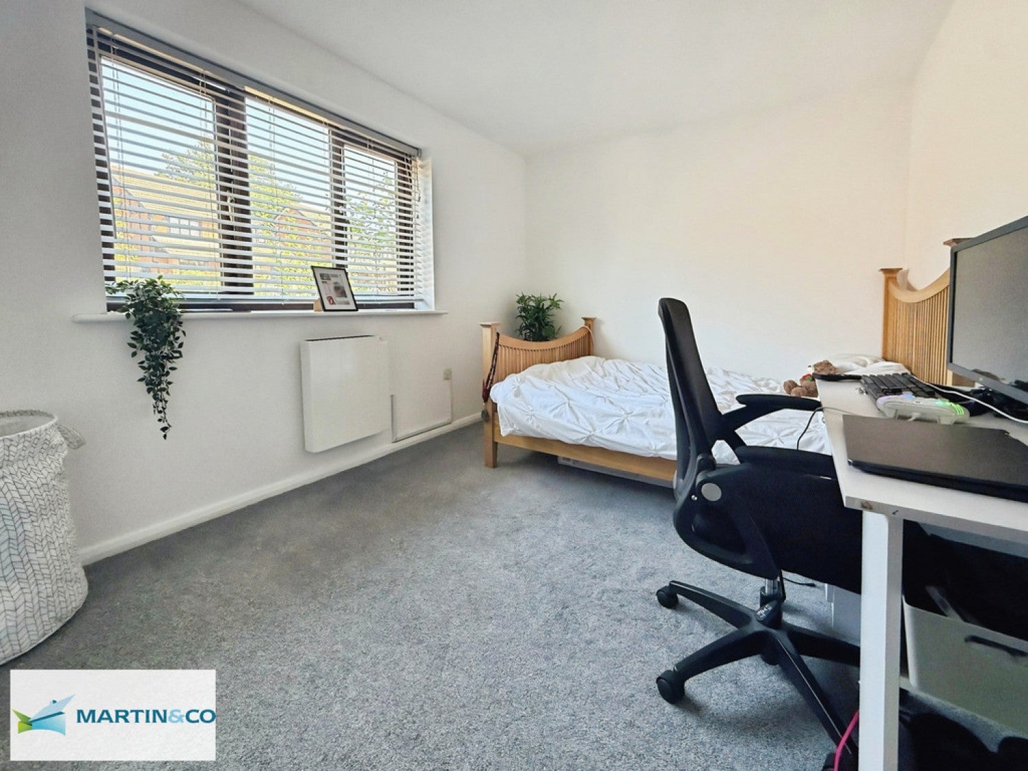 House Knossington Close in Reading