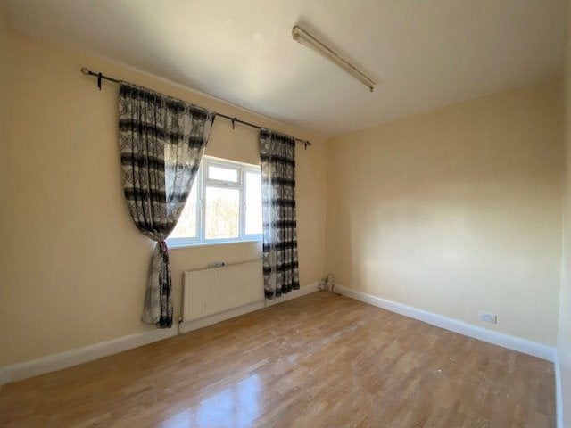 Flat Nicoll Road in Greater London