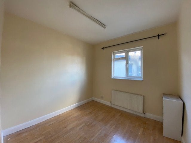 Flat Nicoll Road in Greater London