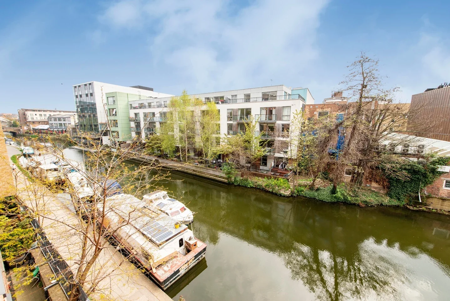 Flat De Beauvoir Crescent in Greater London