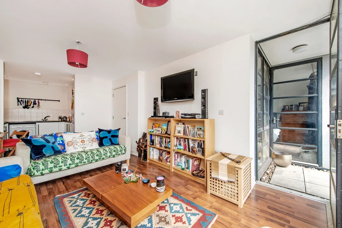 Flat De Beauvoir Crescent in Greater London