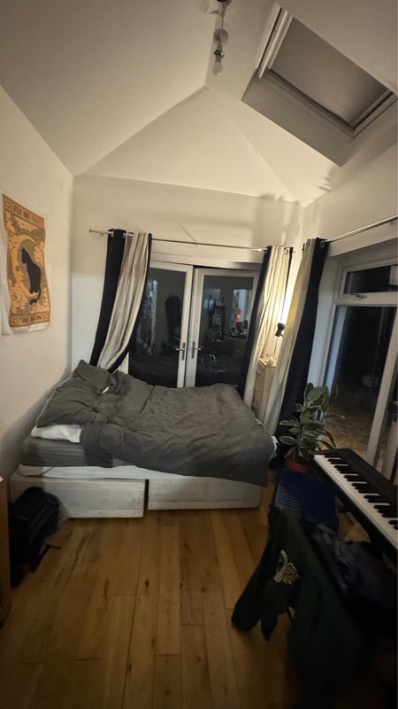 Room Trelawney Estate in Greater London