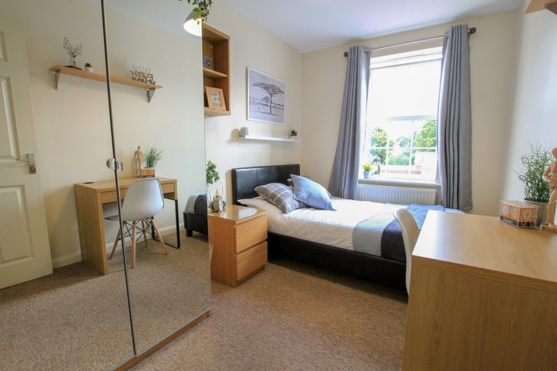 Room Planter Close in Rugby