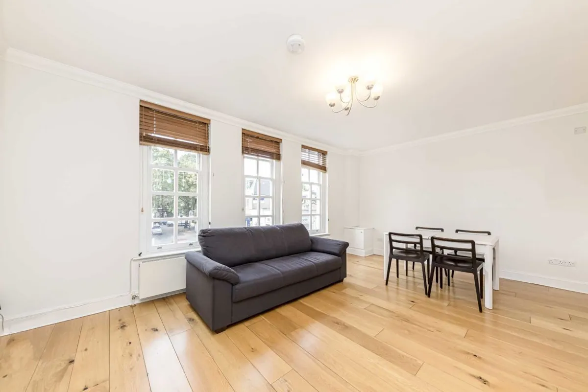 Flat Turnham Green Terrace in Greater London