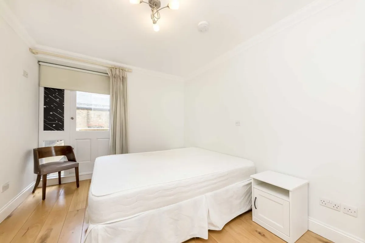 Flat Turnham Green Terrace in Greater London