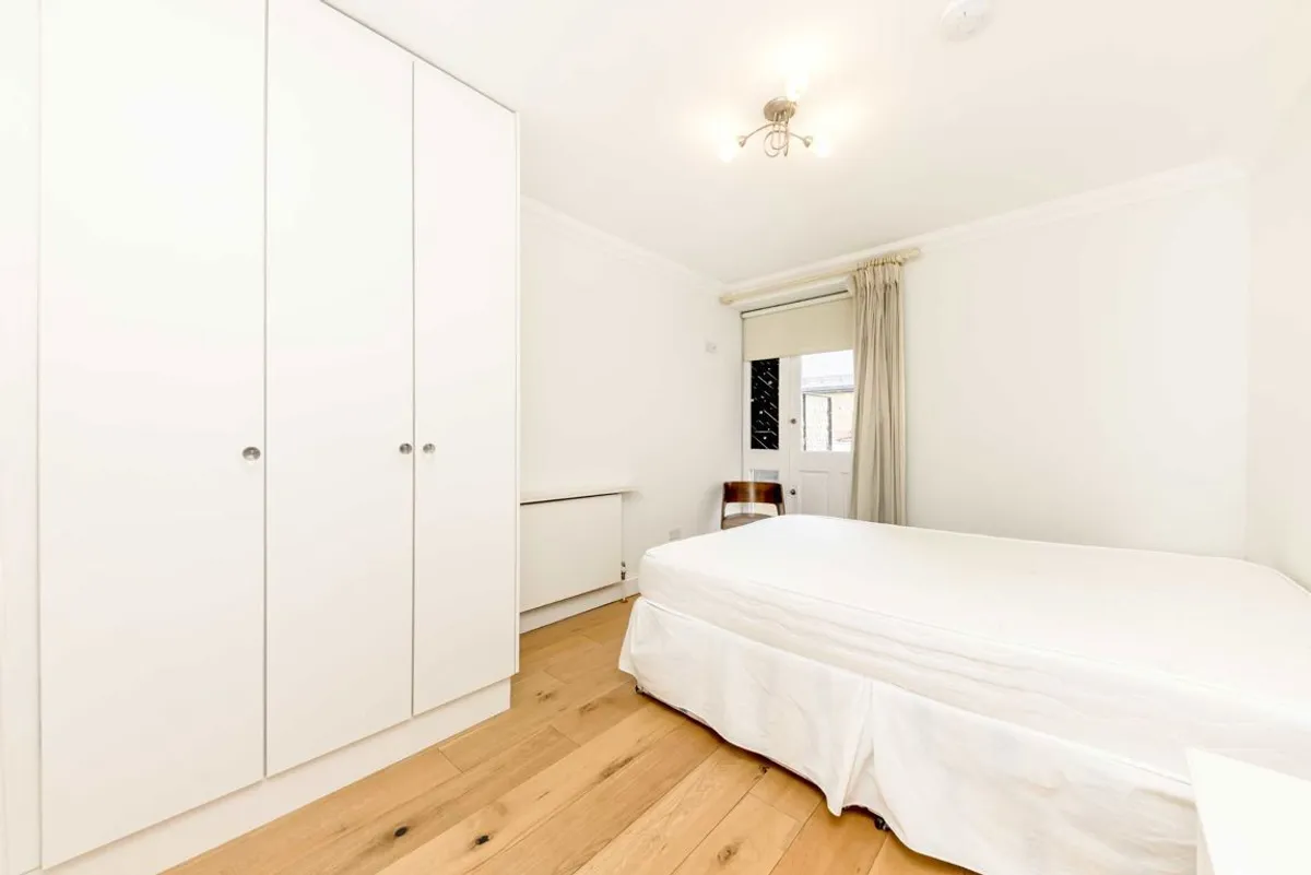 Flat Turnham Green Terrace in Greater London