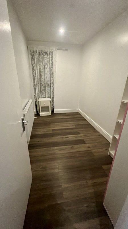 Flat Mitcham Lane in Greater London