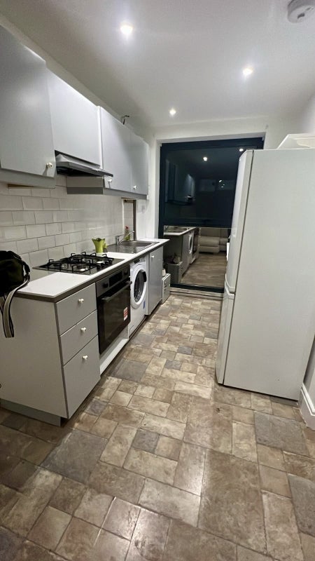 Flat Mitcham Lane in Greater London