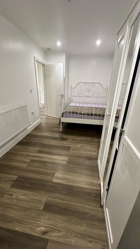 Flat Mitcham Lane in Greater London