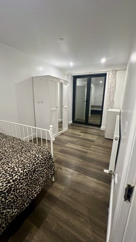 Flat Mitcham Lane in Greater London