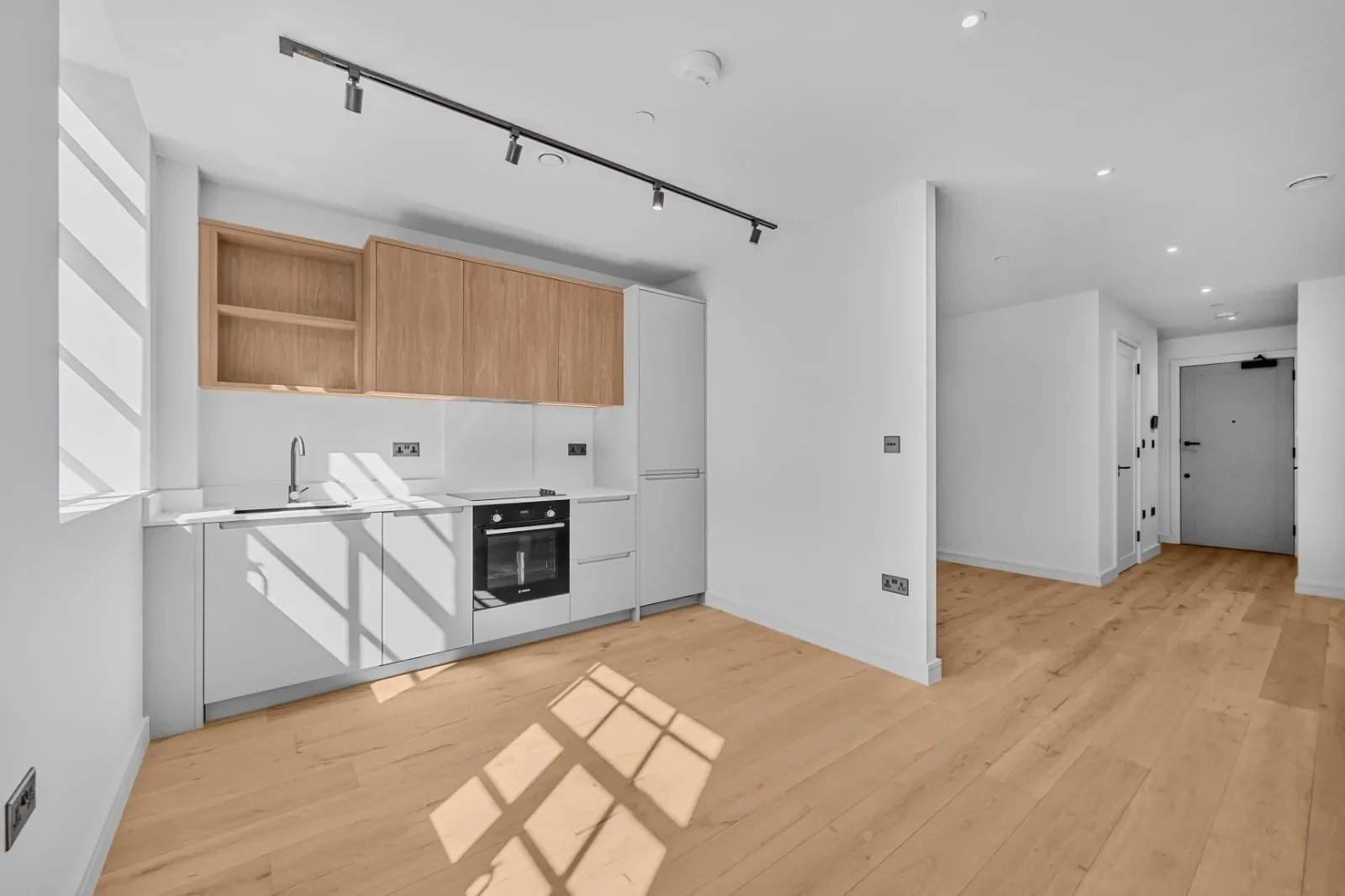 Flat Hollybush Gardens in Greater London