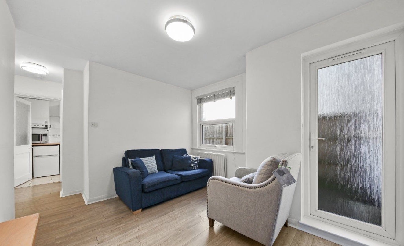 Flat Victoria Road in Greater London