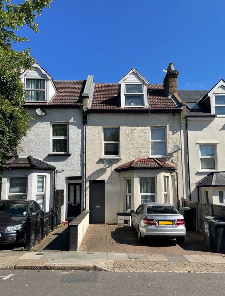 Flat Victoria Road in Greater London