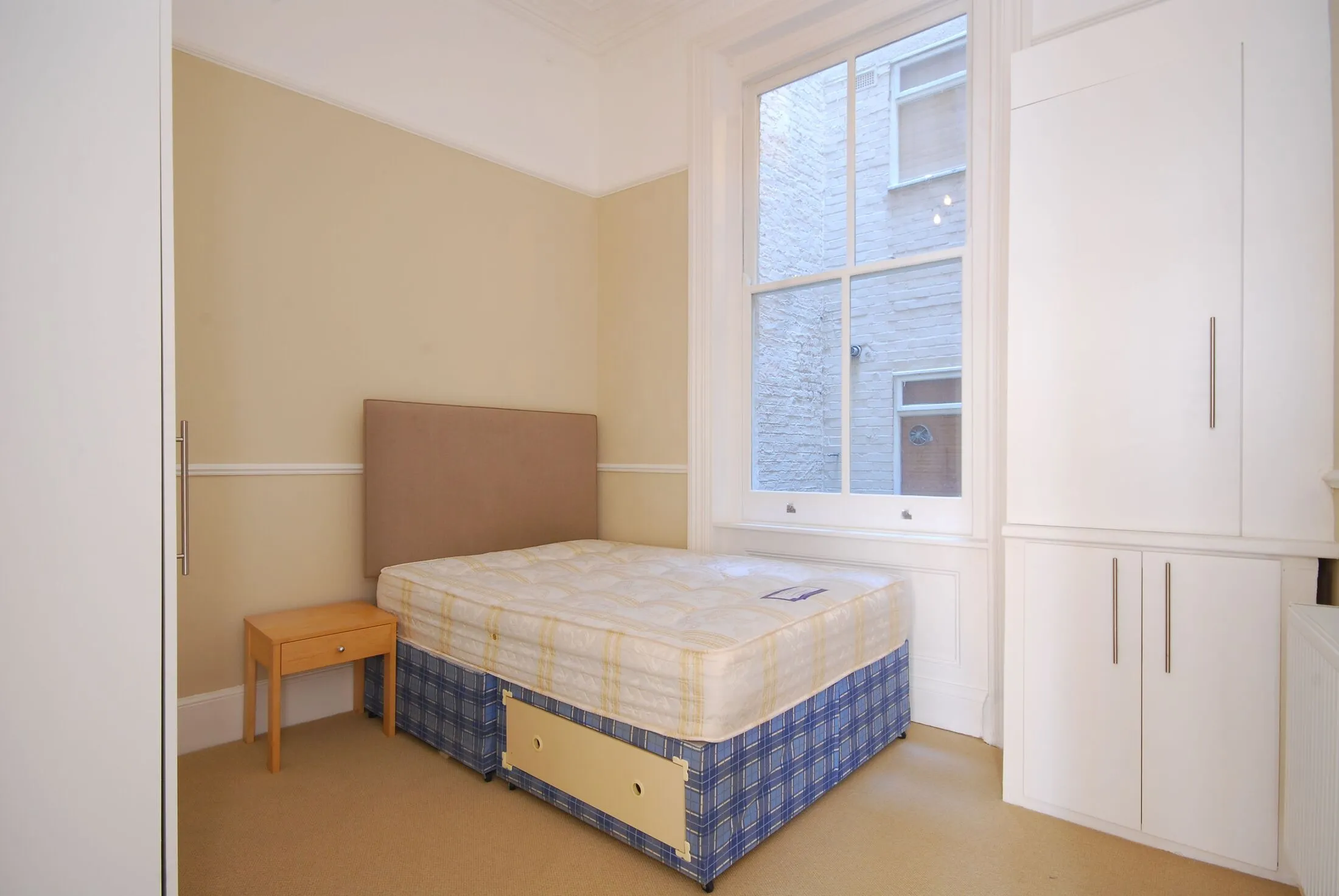 Flat Earl's Court Road in Greater London