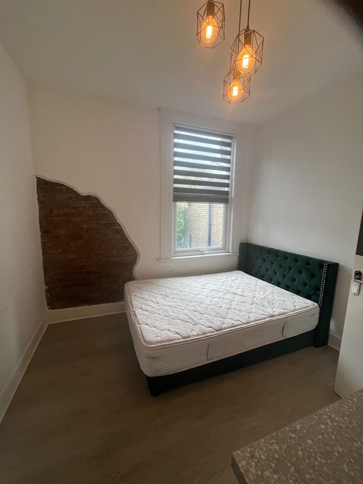 House Ashmount Road in Greater London