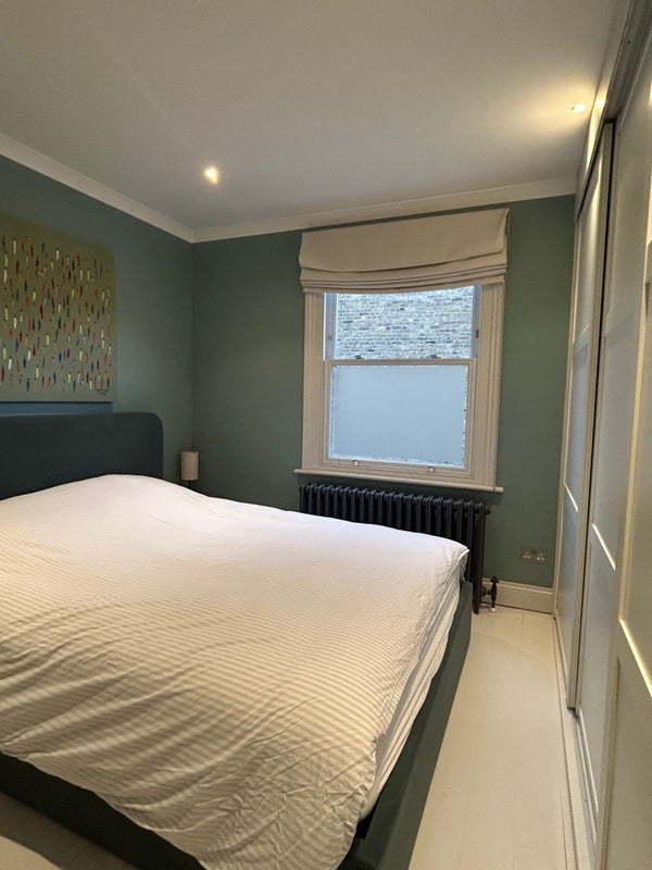 Room Rainham Road in Greater London