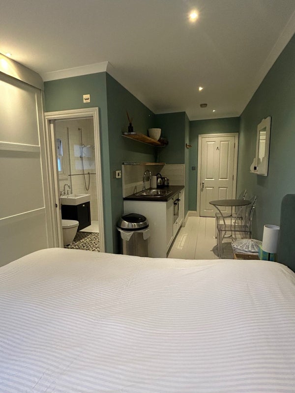 Room Rainham Road in Greater London