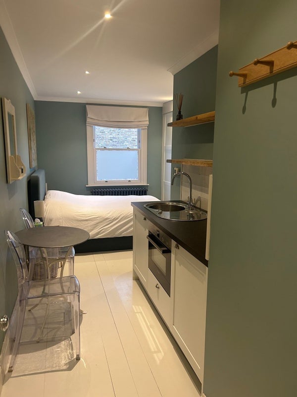 Room Rainham Road in Greater London