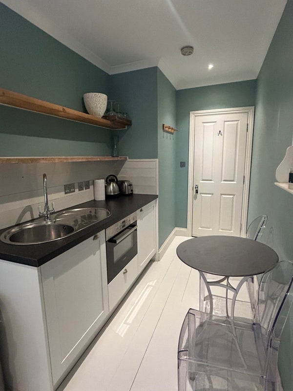 Room Rainham Road in Greater London