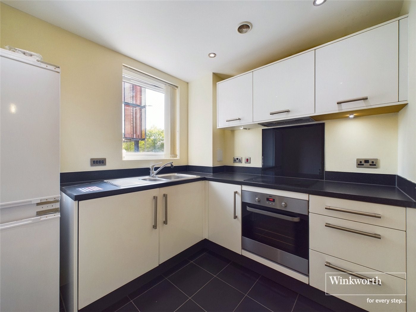 Flat Charcot Road in Greater London