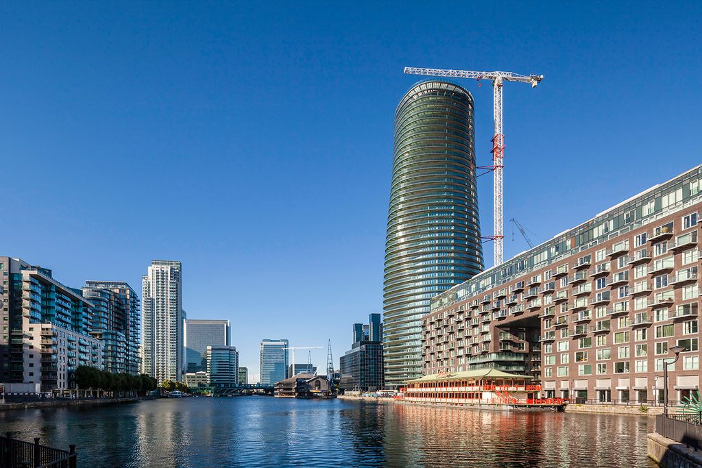 Flat Crossharbour Plaza in Greater London