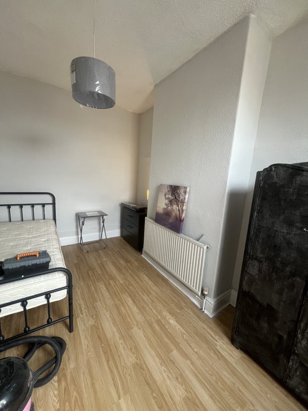 Room Earle Road in Liverpool