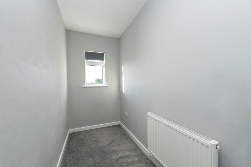 Flat Bynes Road in Greater London