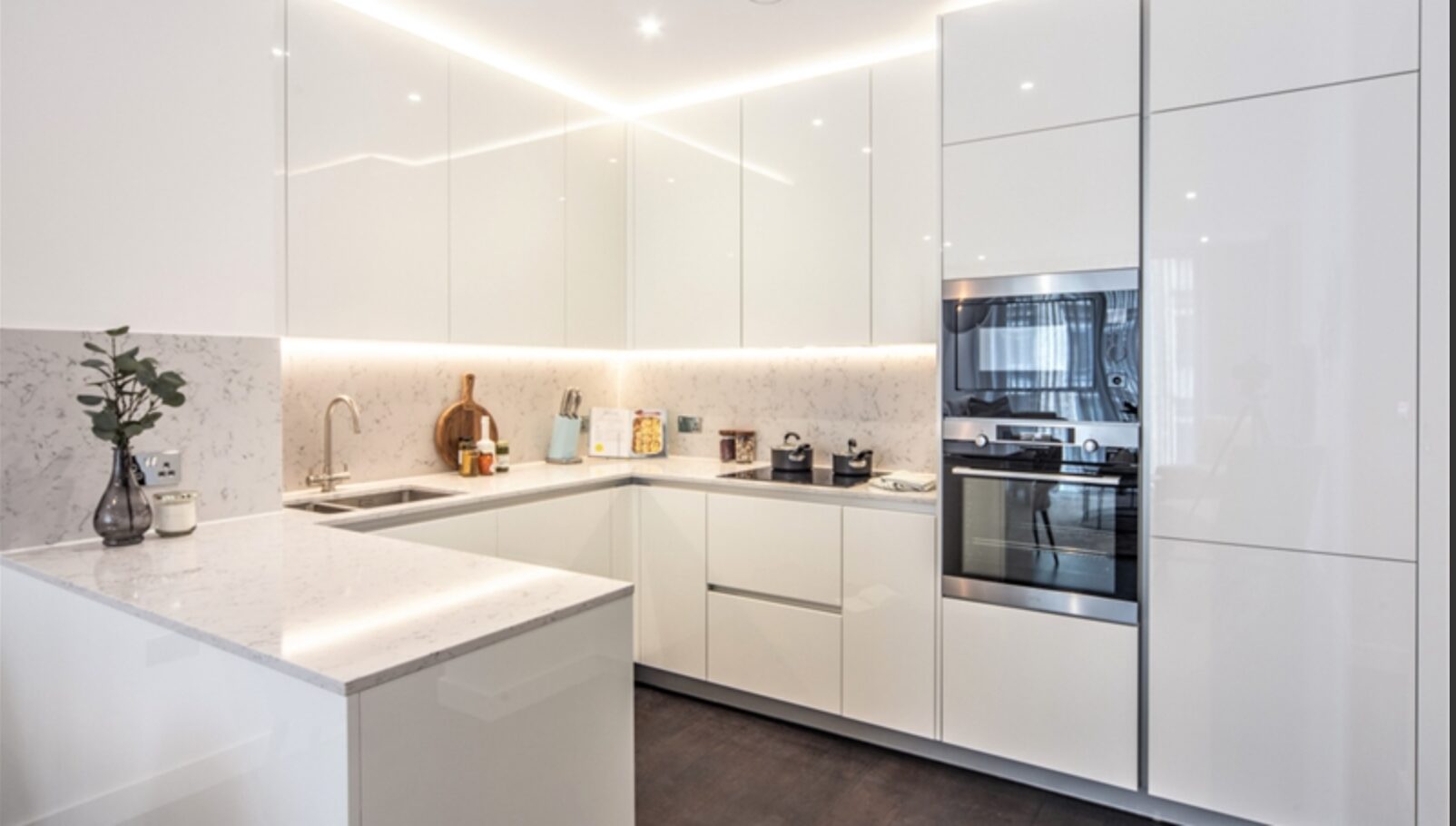 Flat Ponton Road in Greater London