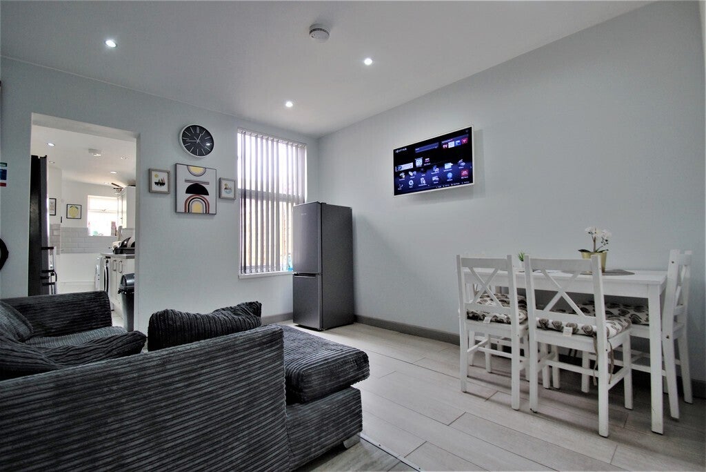 Room Bolingbroke Road in Coventry