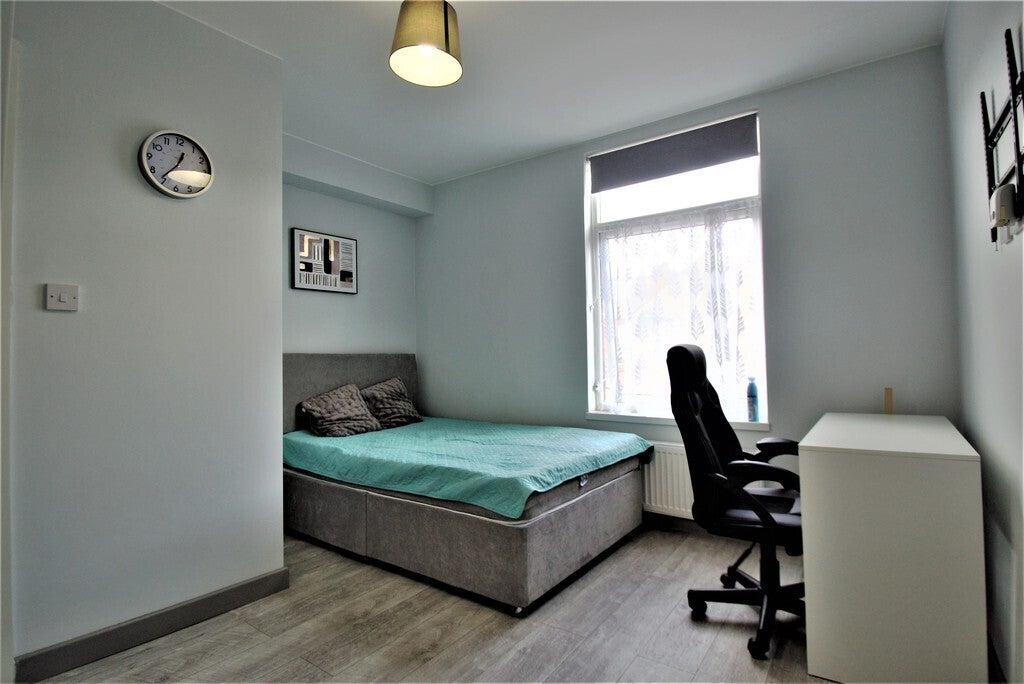 Room Bolingbroke Road in Coventry