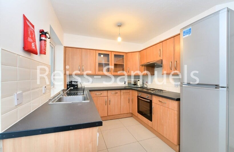Flat Barnfield Place in Greater London