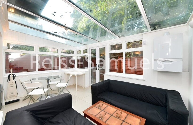 Flat Barnfield Place in Greater London