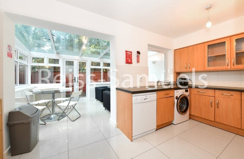 Flat Barnfield Place in Greater London