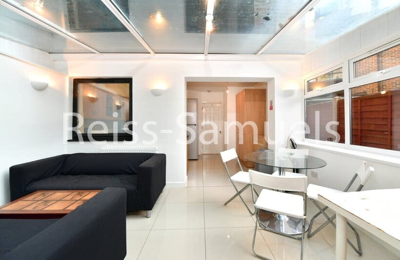 Flat Barnfield Place in Greater London