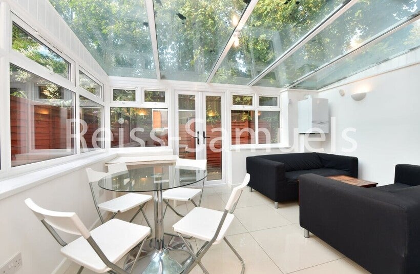 Flat Barnfield Place in Greater London