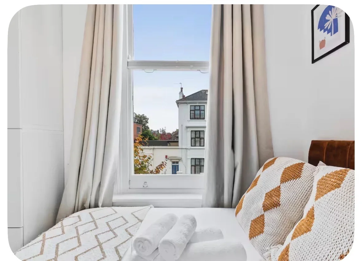 Flat Boscombe Road in Greater London