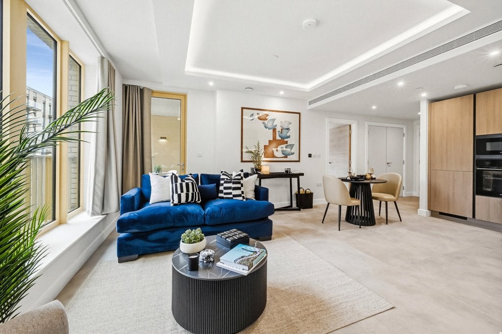 Flat Ponton Road in Greater London