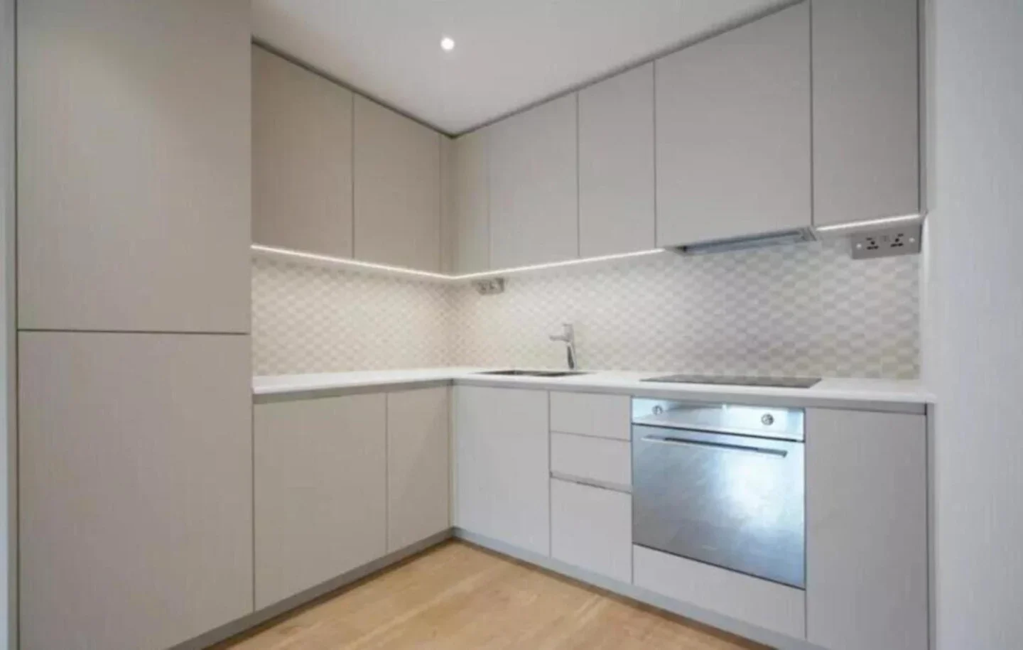 Flat Caversham Road in Greater London