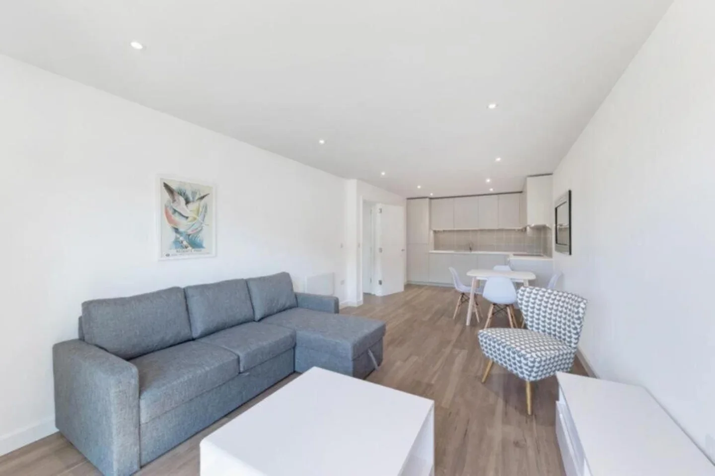 Flat Caversham Road in Greater London