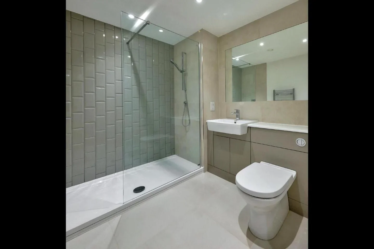 Flat Caversham Road in Greater London