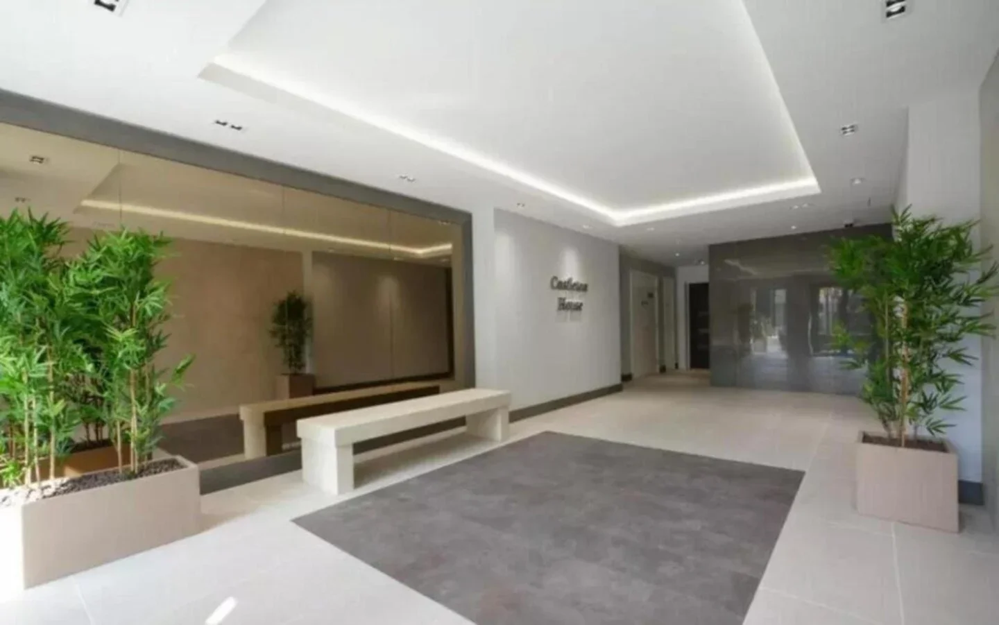 Flat Caversham Road in Greater London