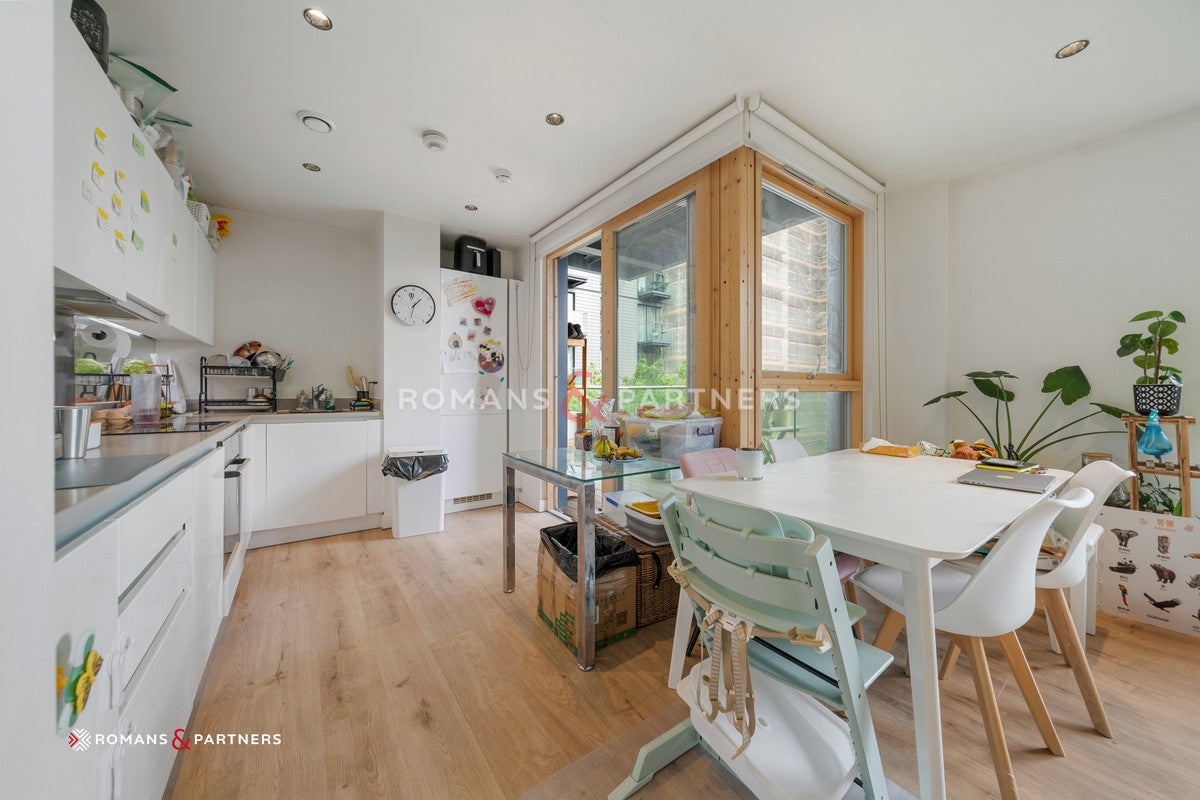 Flat Cobblestone Square in Greater London