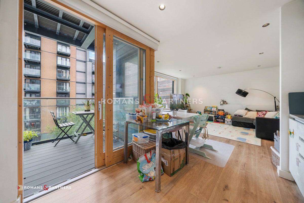 Flat Cobblestone Square in Greater London