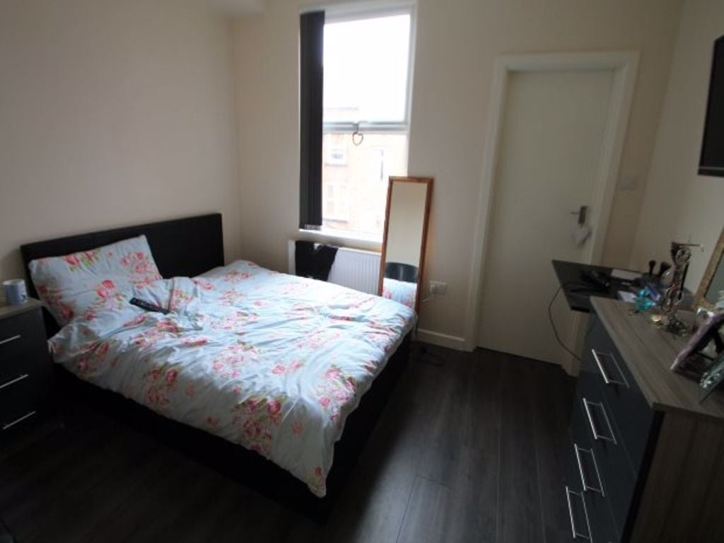Flat Estcourt Terrace in Leeds