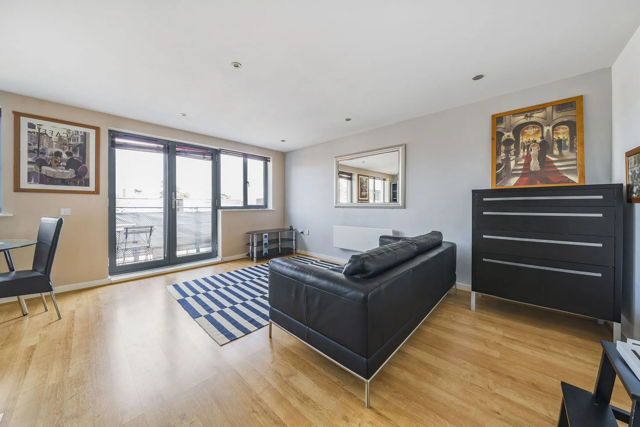 Flat Agate Close in Greater London